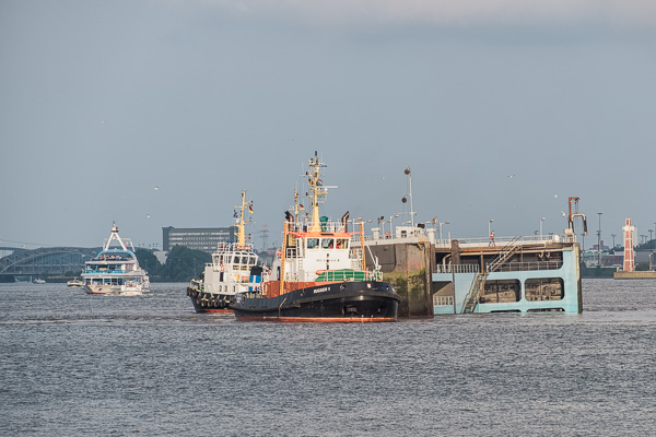 Schlepper am Dock _DSF2641-Bearbeitet.jpg