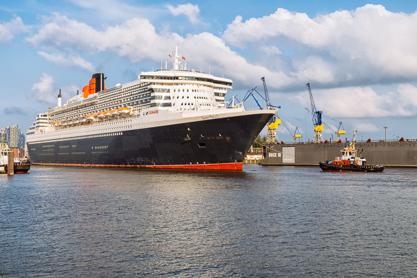 Queen Mary 2 beim Eindocken _DSF2666-Bearbeitet.jpg