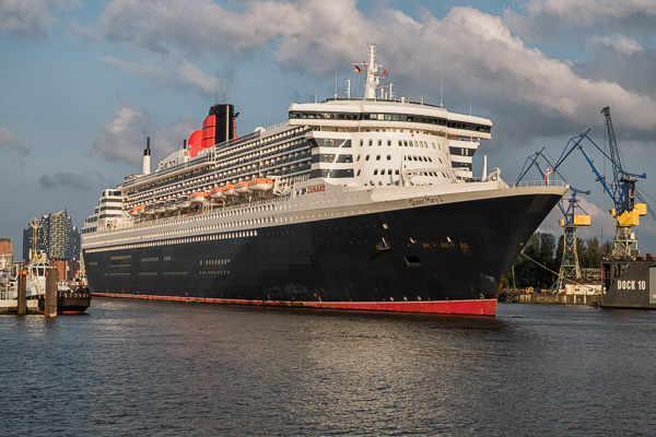 Queen Mary 2 beim Eindocken II _DSF2668-Bearbeitet.jpg