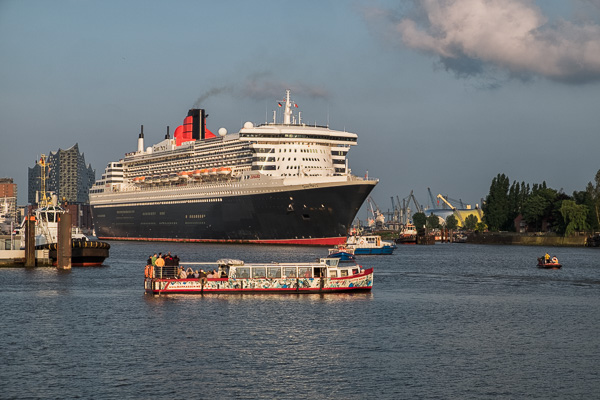 Queen Mary 2 beim Eindocken _DSF2696-Bearbeitet.jpg