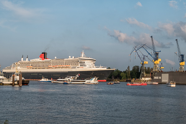 Queen Mary 2 beim Eindocken _DSF2709-Bearbeitet.jpg
