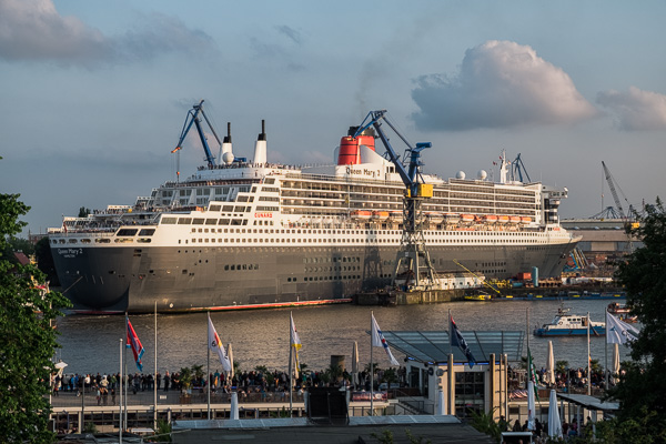 Queen Mary 2 beim Eindocken _DSF2736-Bearbeitet.jpg