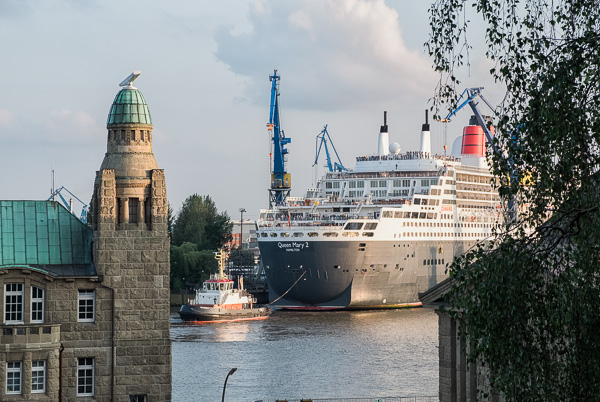 Queen Mary 2 beim Eindocken _DSF2745-Bearbeitet.jpg