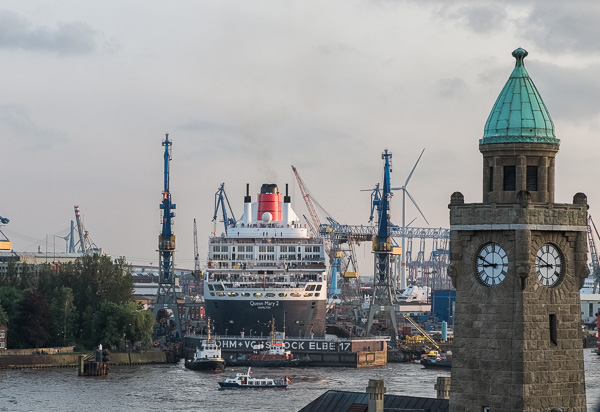 Queen Mary 2 beim Eindocken _DSF2769-Bearbeitet.jpg