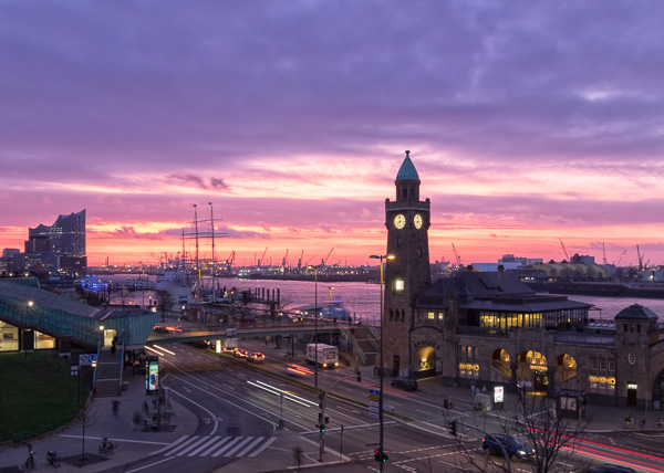 Landungsbrücken am Morgen _DSF8636-Bearbeitet.jpg
