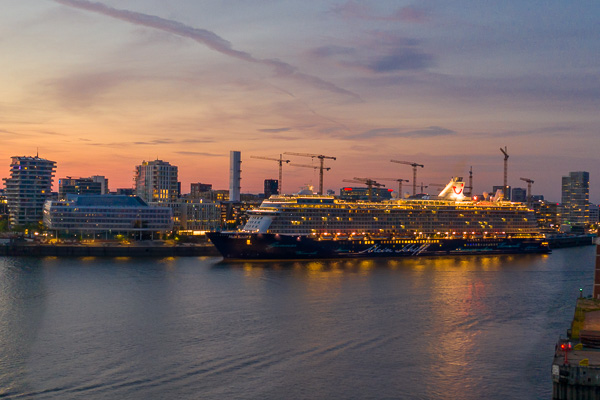 Mein Schiff 3 in der HafenCity DJI_0388-HDR.jpg