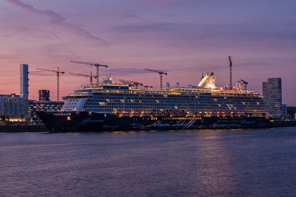 Mein Schiff 3 in der HafenCity H1193735.jpg