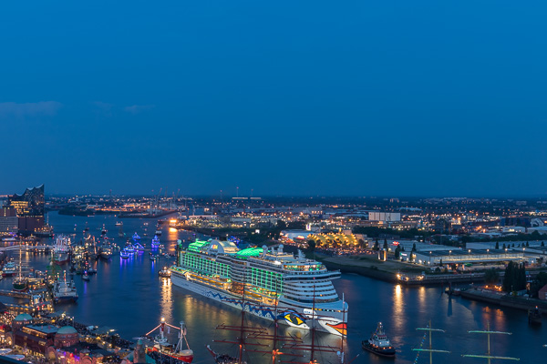 AIDA Feuerwerk zum 829. Hafengengeburtstag in Hamburg 5M487607.jpg