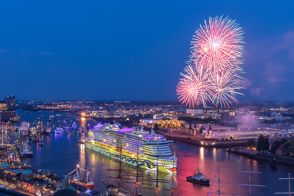 AIDA Feuerwerk zum 829. Hafengengeburtstag in Hamburg 5M487619.jpg