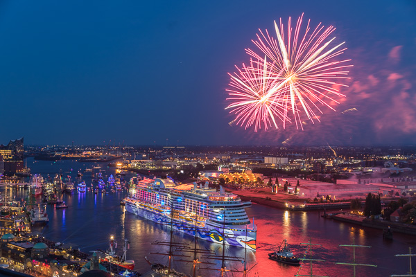 AIDA Feuerwerk zum 829. Hafengengeburtstag in Hamburg 5M487648.jpg