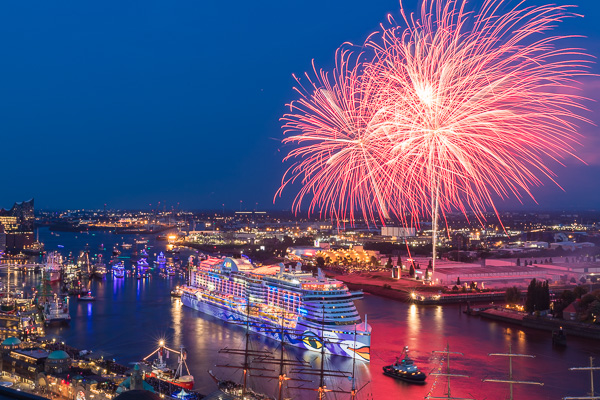 AIDA Feuerwerk zum 829. Hafengengeburtstag in Hamburg 5M487652.jpg