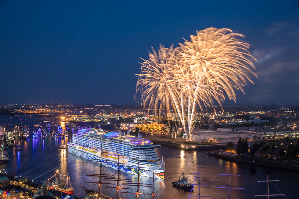 AIDA Feuerwerk zum 829. Hafengengeburtstag in Hamburg 5M487719.jpg