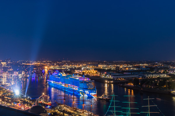 AIDA Feuerwerk zum 829. Hafengengeburtstag in Hamburg 5M487751.jpg