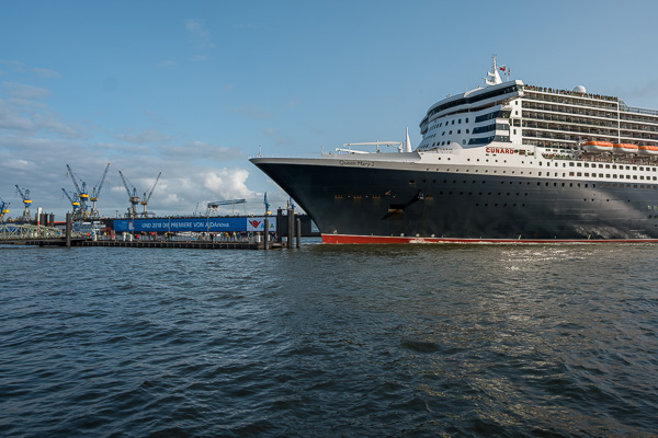 Queen Mary 2 in Hamburg DSCF2523.jpg
