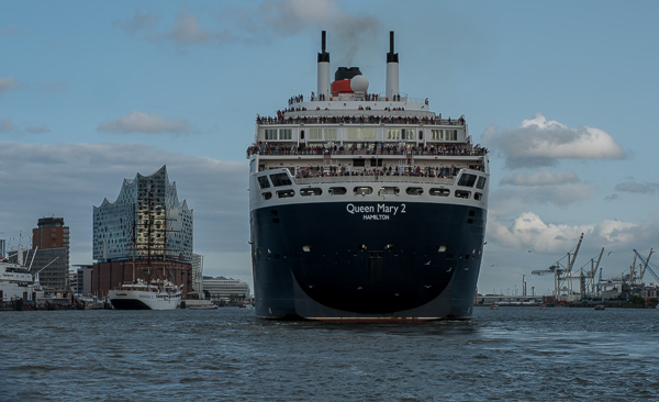Queen Mary 2 in Hamburg DSCF2577.jpg