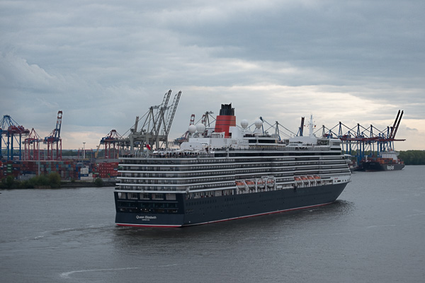 Queen Elizabeth in Hamburg E2175097-Bearbeitet.jpg