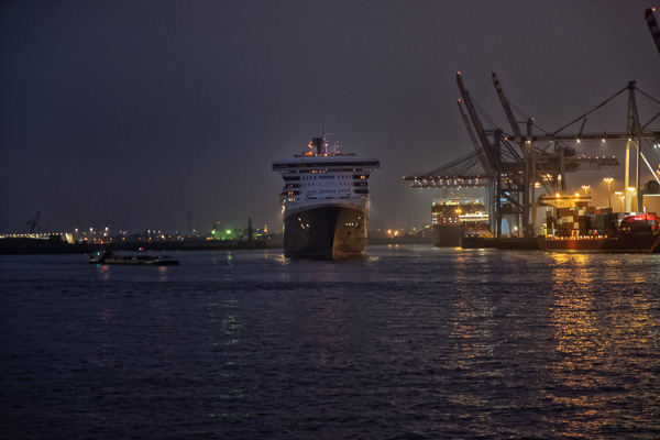 Queen Mary 2 morgens in Hamburg H1191166-Bearbeitet.jpg
