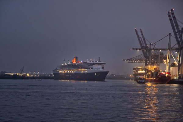 Queen Mary 2 morgens in Hamburg H1191209-Bearbeitet.jpg
