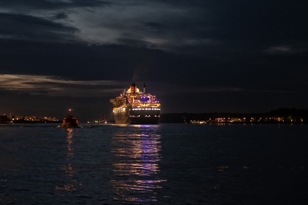 Queen Mary 2 abends in Hamburg H1191330-Bearbeitet.jpg