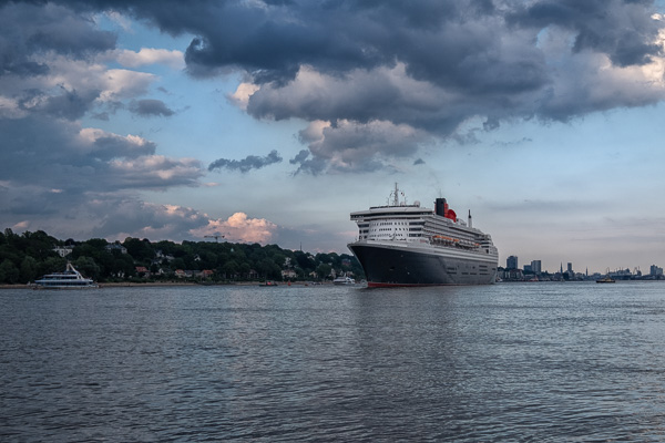 Queen Mary 2 H1195489-Bearbeitet.jpg