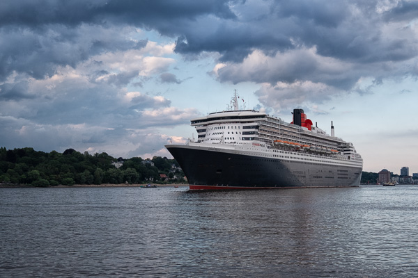 Queen Mary 2 H1195500-Bearbeitet.jpg