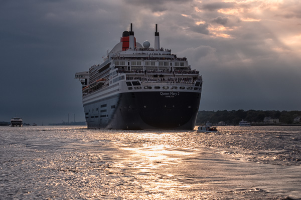 Queen Mary 2 H1195541-Bearbeitet.jpg