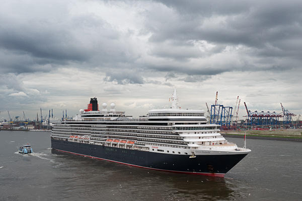Queen Elizabeth in Hamburg L1020263-Bearbeitet.jpg