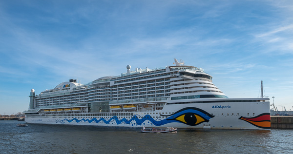 AIDAperla am Terminal Steinwerder X2170473.jpg