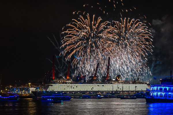 Taufe der Mein Schiff 1 in Hamburg X2171956.jpg