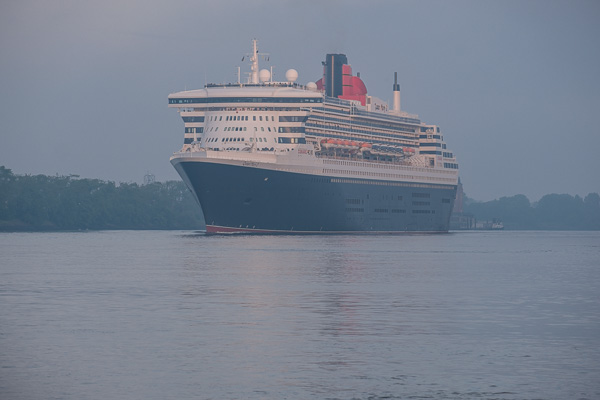 Queen Mary 2 am 27.5.18 in Hamburg X2174326.jpg
