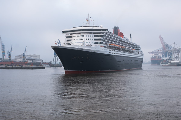 Queen Mary 2 am 27.5.18 in Hamburg X2174449.jpg