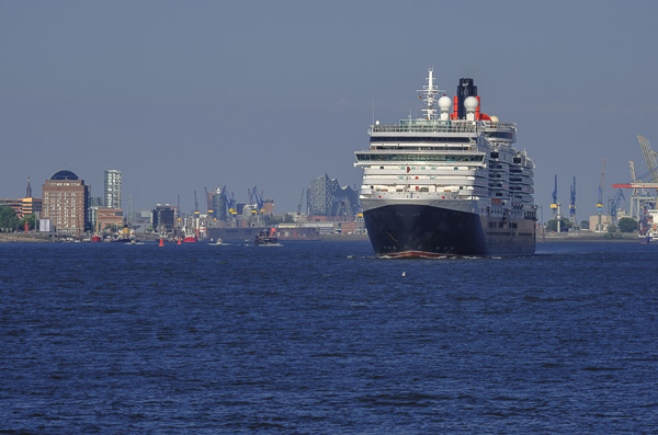 Queen Victoria in Hamburg X2176519.jpg