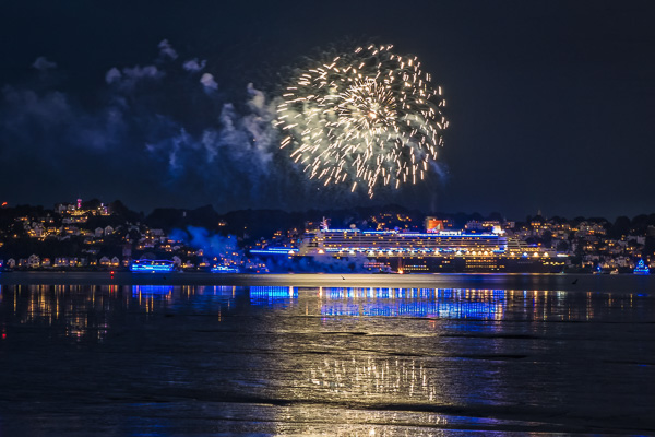 Queen Mary 2 mit Feuerwerk X2178002-Bearbeitet.jpg