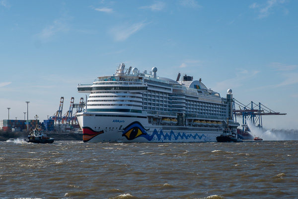 AIDAperla Erstanlauf in Hamburg X2179889.jpg