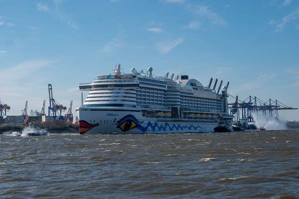 AIDAperla vor dem Burchardkai in Hamburg X2179892.jpg