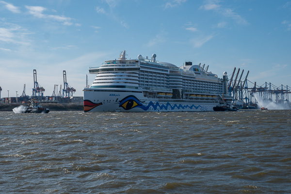 AIDAperla Erstanlauf in Hamburg X2179897.jpg