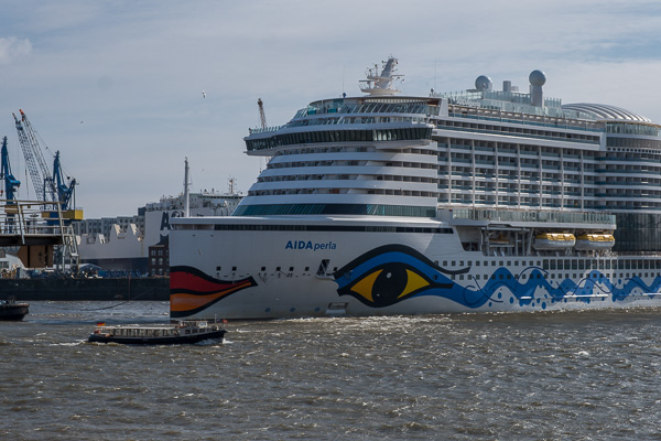 AIDAperla bei der Drehung im Hamburger Holzhafen X2179933.jpg