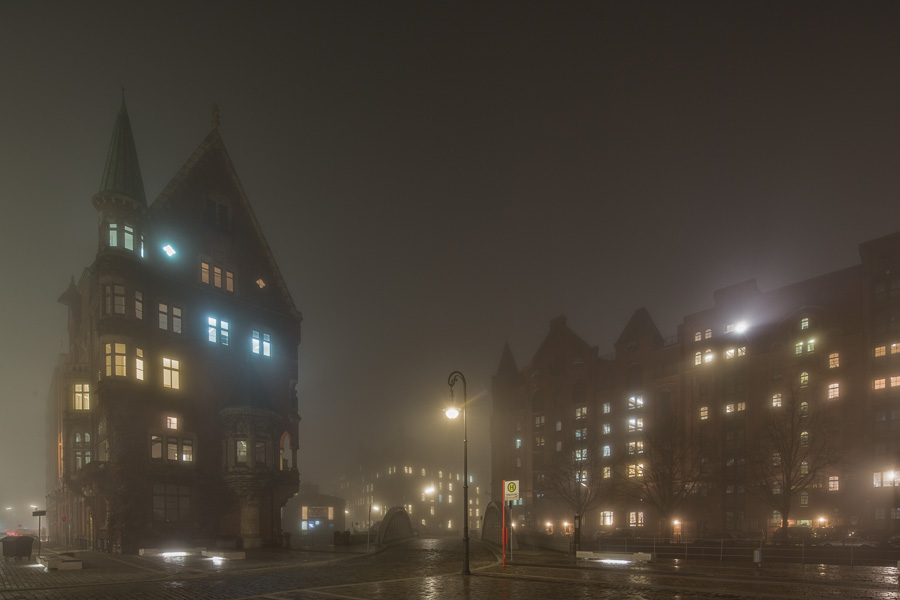 Speicherstadt im Nebel 1114 II ZN5A8126-Bearbeitet.jpg