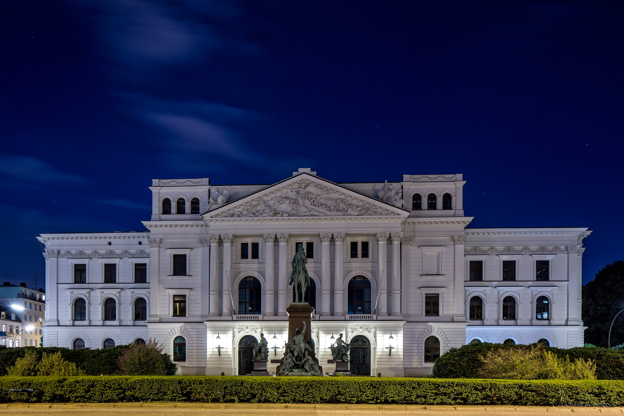 Altonaer-Rathaus-zur-blauen-Stunde_ZN5A4716-Bearbeitet.jpg