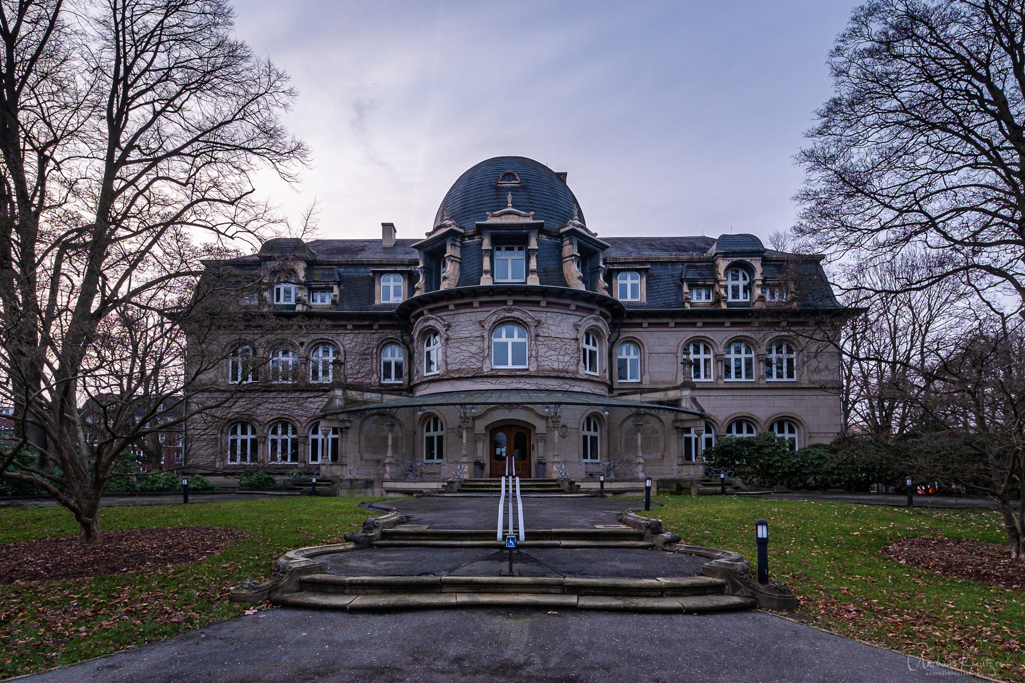 Verwaltungsgebaeude-Ohlsdorfer-Friedhof_Hamburg_H1192421.jpg