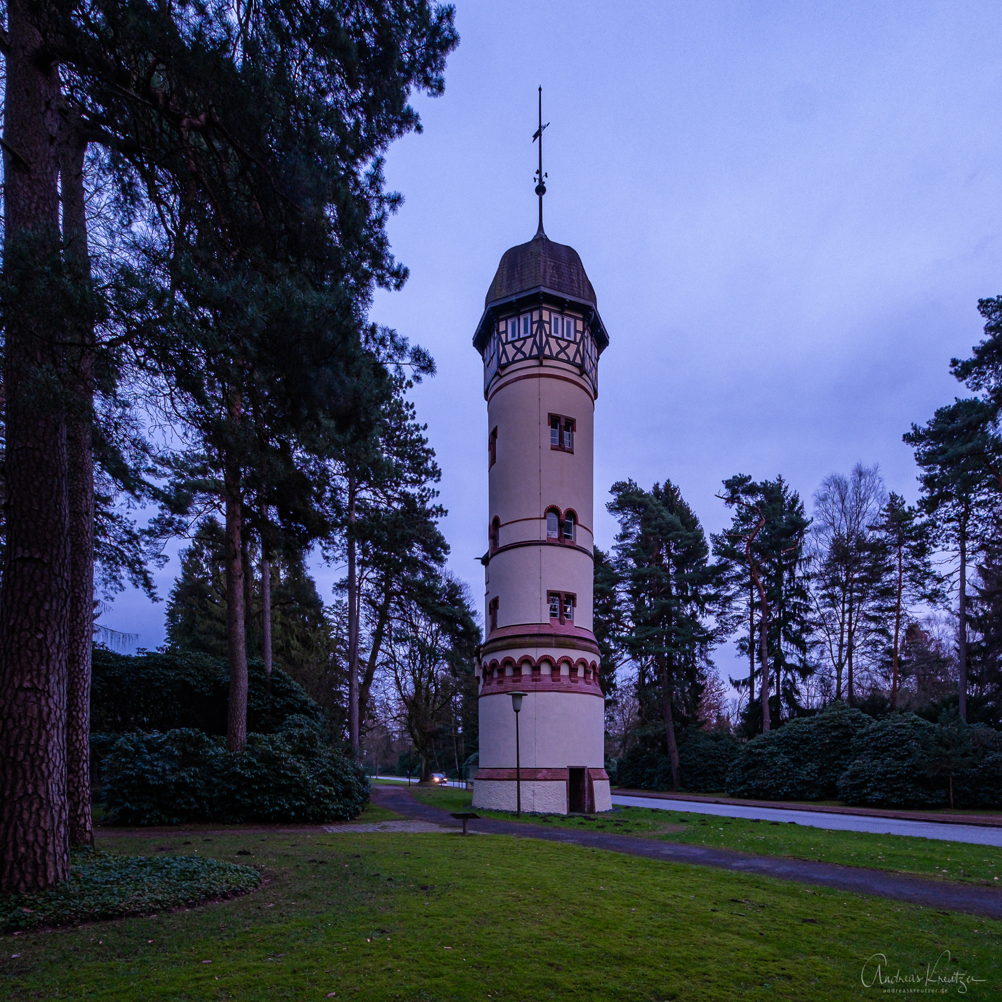 Wasserturm-auf-dem-Ohlsdorfer-Friedhof_Hamburg_H1192384.jpg