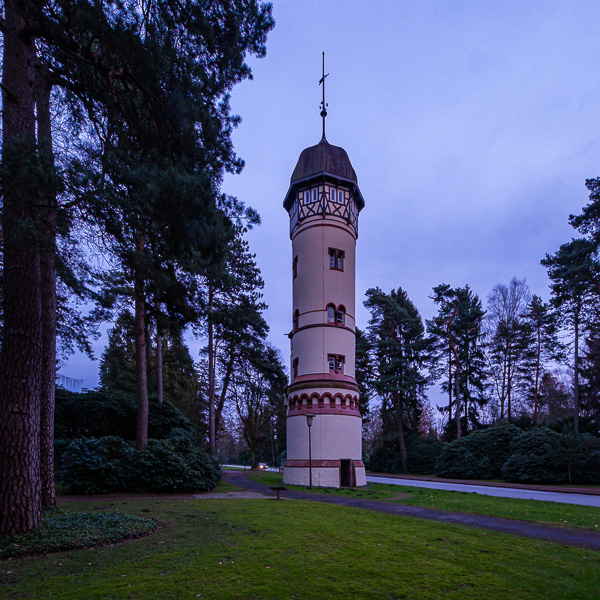 Wasserturm-auf-dem-Ohlsdorfer-Friedhof_Hamburg_H1192384.jpg