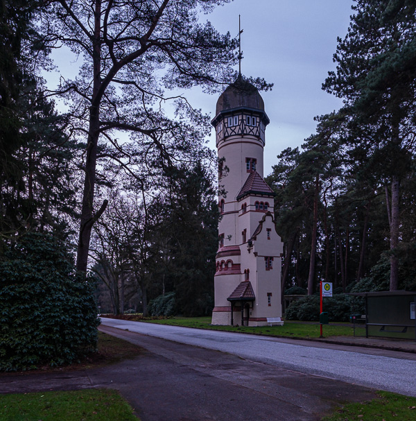 Wasserturm-auf-dem-Ohlsdorfer-Friedhof_Hamburg_H1192397.jpg