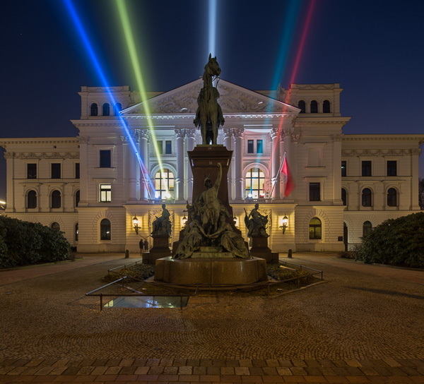 Altonaer Rathaus mit Olympiabeleuchtung ZN5A9847-Bearbeitet-Bearbeitet.jpg