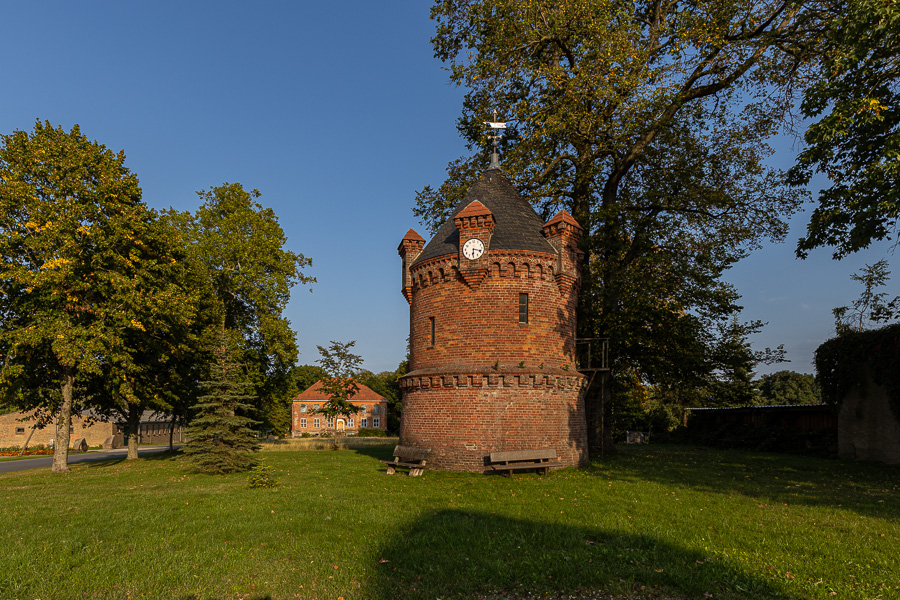 Wasserturm mit Schloss Goldenbow 081A1112.jpg