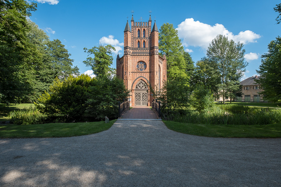 Katholische Kirche beim Schloss Ludwigslust DSCF9199-Bearbeitet.jpg