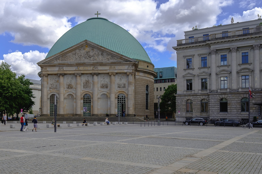 St. Hedwigs-Kathedrale Berlin X2176176.jpg