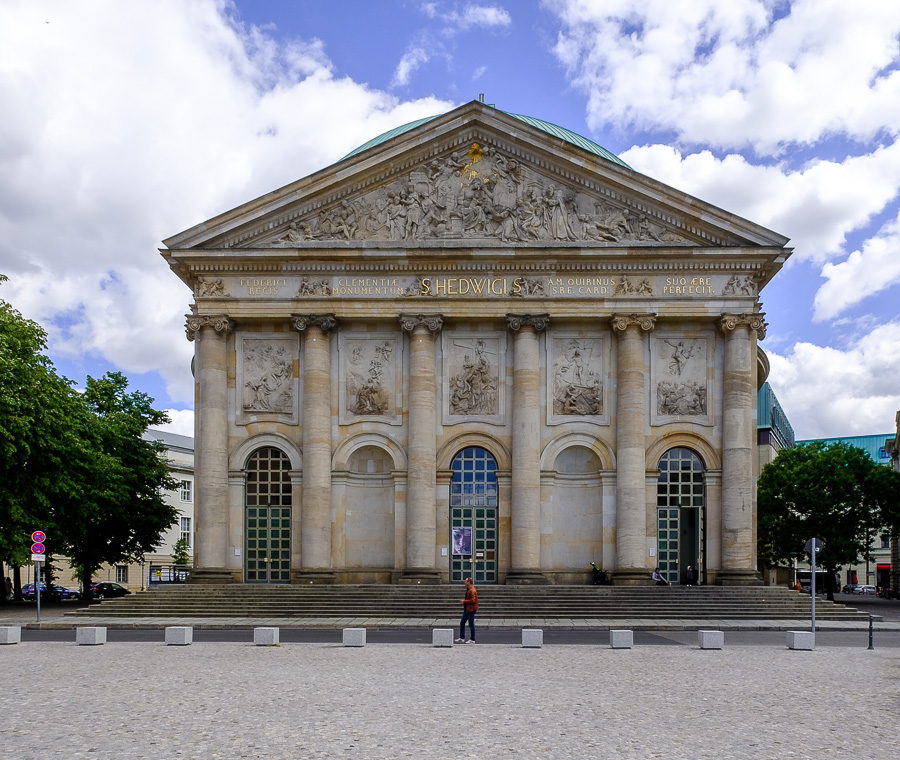 St. Hedwigs-Kathedrale Berlin X2176182.jpg