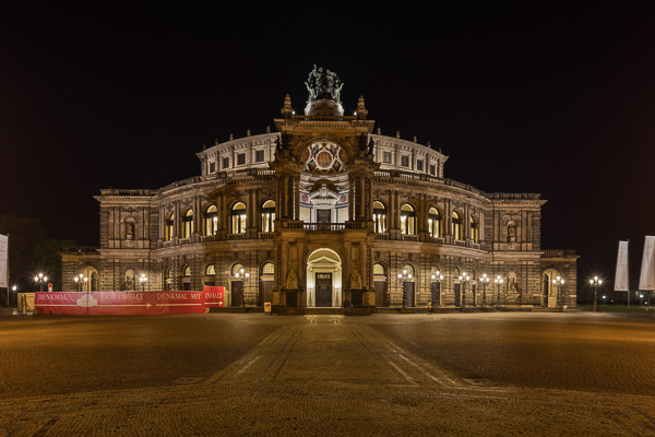 Dresdner Semperoper bei Nacht 5M489888-Bearbeitet.jpg
