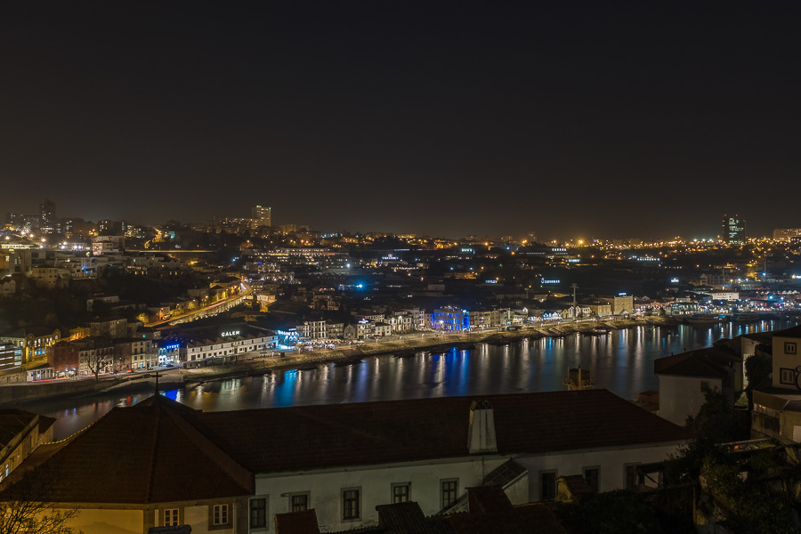 Nächtlicher Blick auf das Portwein Viertel H1191654.jpg